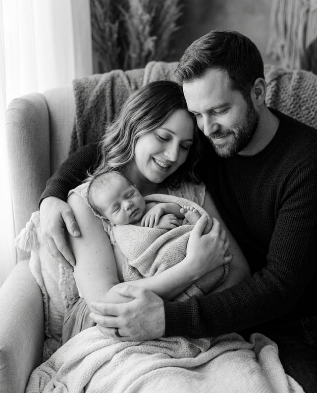 Portrait de naissance avec la famille, style Noir & blanc