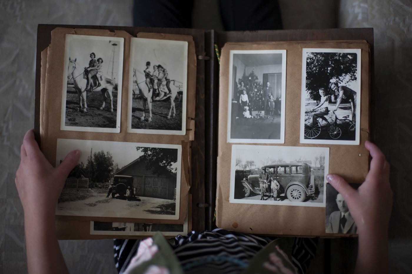 Album de photographies de famille ancien, feuilleté à la main