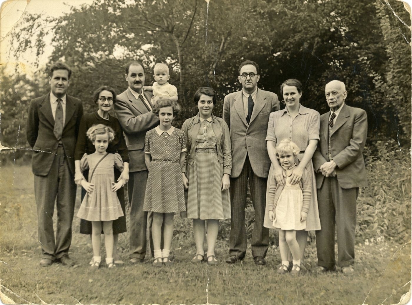 Photo de famille ancienne abîmée, avant restauration