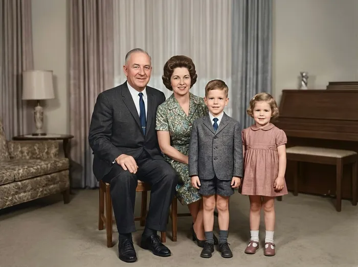 Photo de famille ancienne restaurée et recolorée, imprimée en tableau
