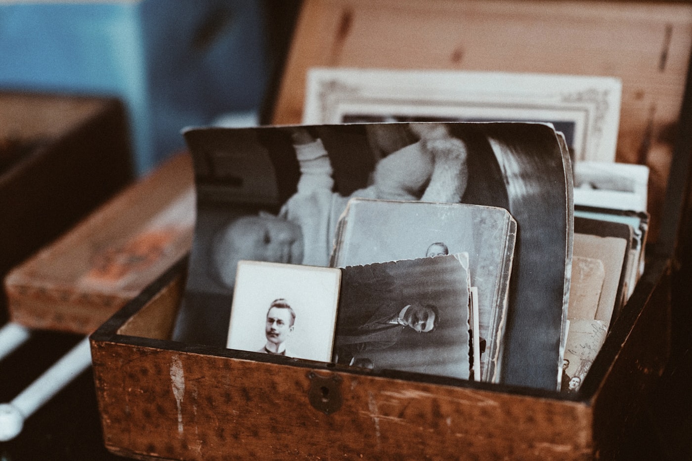Boîte de vieilles photographies de famille à restaurer