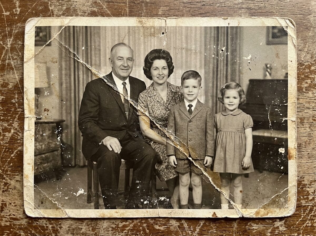 Vieille photo de famille abîmée : déchirée, tachée et jaunie par le temps
