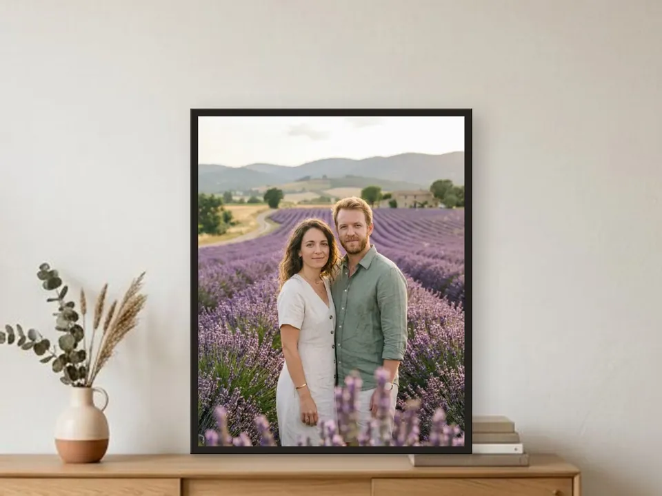Portrait réaliste d’un couple dans un champ de lavande, encadré de noir et posé sur une console